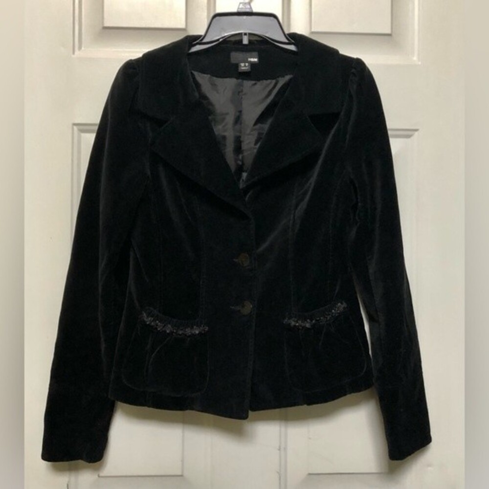 H&M WOMEN'S BLAZER VELVET BLACK SIZE 8 3 BUTTONS, 2 POCKETS , SLEEVES W/BUTTON